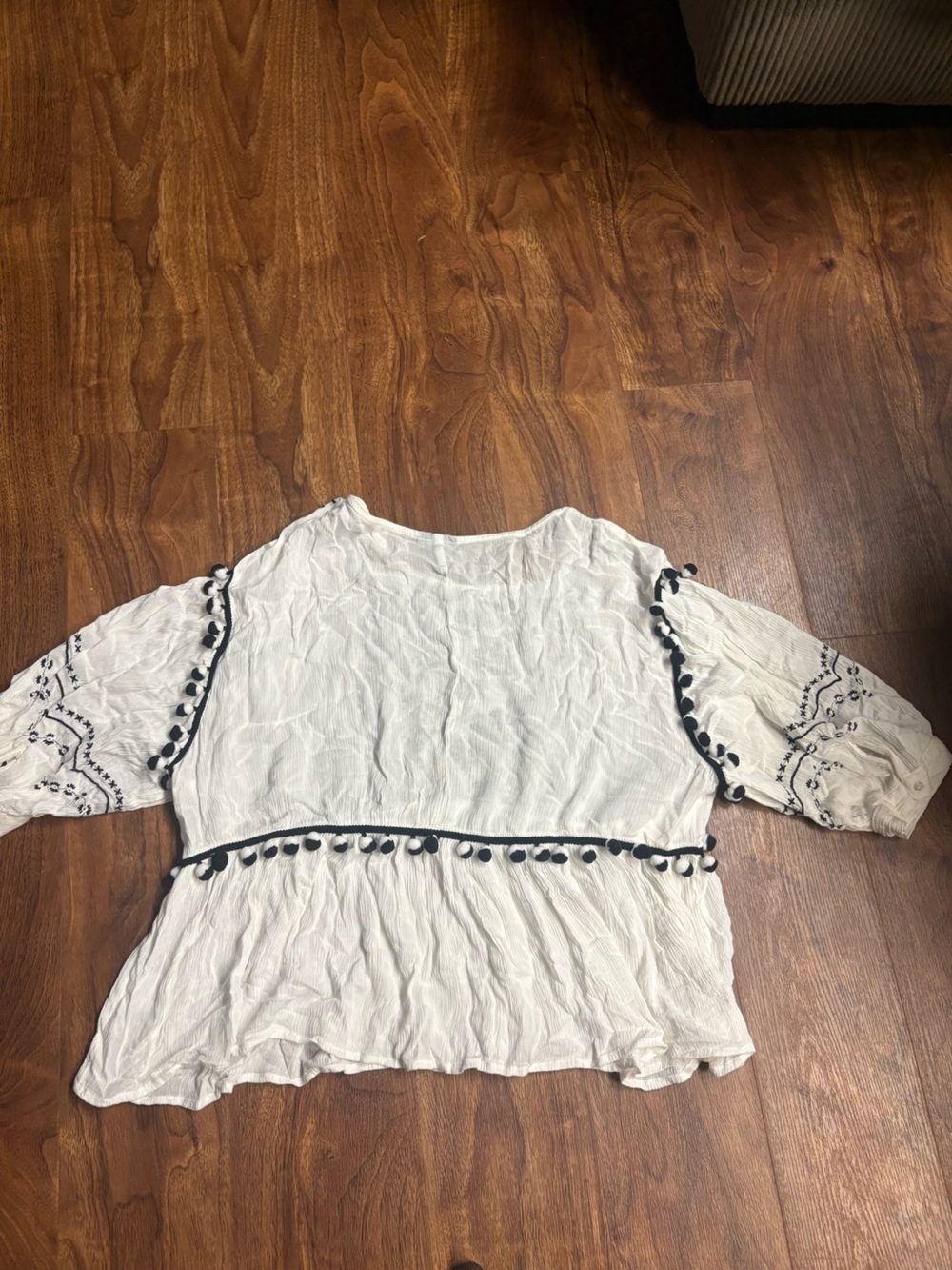a.n.a A New Approach Ivory & Black Embroidered Boho Peasant Blouse Size Large - Picture 4 of 4
